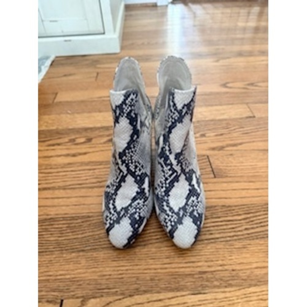 Steve Madden Booties Women 8 Grey Snakeskin Good V-Cut Pointed Toe Block Heel